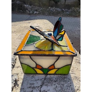 Élégante boîte à bijoux en métal coloré avec design papillon Organisateur de qualité supérieure pour bagues, boucles d'oreilles, bracelets et utilisation quotidienne - Product Image 4