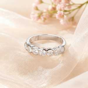 Anillo de Compromiso de Plata de Ley 925 con 7 Piedras de Moissanita Original Engastadas en Bisel, Joyería Fina, Regalo para Enamorados - Product Image 3