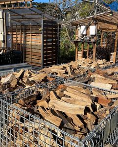 Bois dur rouge / Bois d'eucalyptus en vente chaude à prix avantageux pour le marché mondial, chargement en vrac de bois de chauffage. - Product Image 4