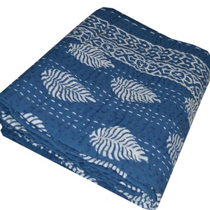 Nouvelle vente en gros de couvre-lit Kantha ethnique naturel teint à la main, couvre-lit en coton Kantha tissé à la main avec imprimé de feuilles pour un usage domestique - Product Image 1