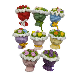 Vente en gros de porte-clés créatifs en forme de bouquet de fleurs au crochet pour sacs et clés - Parfaits pour les couples et les meilleurs amis - Product Image 4