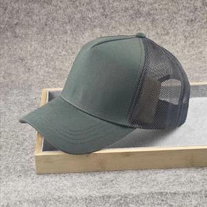 Casquette de camionneur 100% polyester Tissu imperméable Style urbain Vente en gros Casquette de baseball Logo personnalisé Haute qualité 5 panneaux Argent - Product Image 3