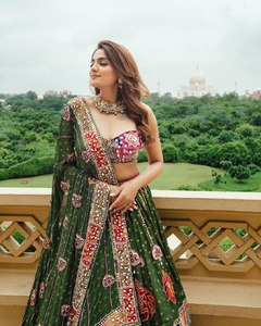 Conjunto de Lehenga Choli Dupatta de Muselina Pesada de Diseño Moderno de Bollywood con Espejo e Impresión Digital para Fiestas Indias y Pakistaníes - Product Image 6