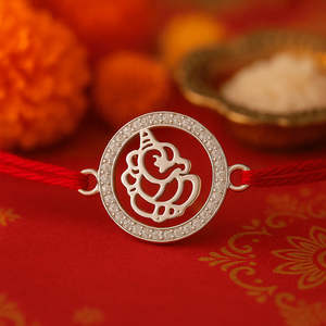 Ensemble cadeau Rakhi tendance en laiton et silicone argenté, motif ethnique religieux, avec Roli Chawal - Product Image 1
