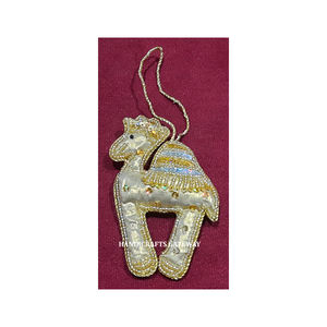 À la recherche de jolis ornements suspendus de Noël en forme de chameau avec broderie Zari et tissu fin perlé pour la décoration - Product Image 1