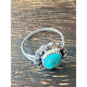 Anillo Navajo Hecho a Mano con Turquesa Kingman y Plata de Ley, Talla 6.75, Incrustaciones de Piedras Naturales para Uso Diario - Product Image 6