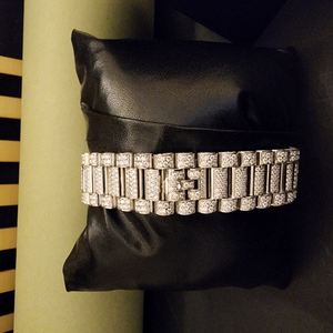 Découvrez des montres de luxe en diamant avec mouvement à quartz japonais, chiffres uniques et style luxueux. - Product Image 6