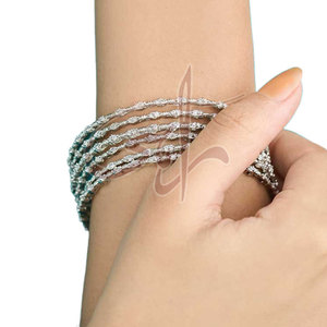 Perle en argent plaqué or aux tons froids, pièce maîtresse d'une combinaison classique pour bracelets élégants et cadeaux formels - Product Image 3