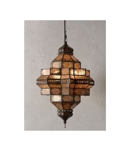 Linterna de hierro de metal duradero con un encanto del viejo mundo y elegantes recortes de inspiración floral para noches de ensueño con velas - Product Image 3