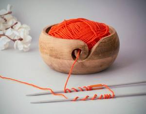 Bol de fil en bois Bol à tricoter au crochet Grand stockage de fil portable durable pour les tricoteurs Beau bol de fil en bois avec une boule - Product Image 1