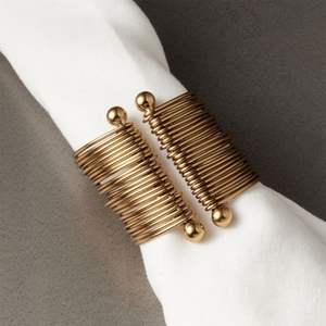 Anneaux de serviette en fer faits à la main haut de gamme avec un style vintage unique pour les paramètres de la maison sur le thème de la ferme. - Product Image 1