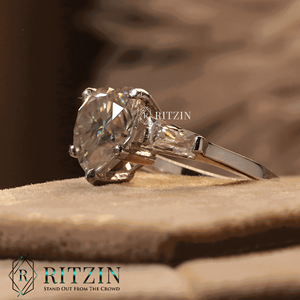 Anillo de compromiso de estilo de 3 piedras de diamante de corte Baguette cónico y corazón para mujer - Product Image 3