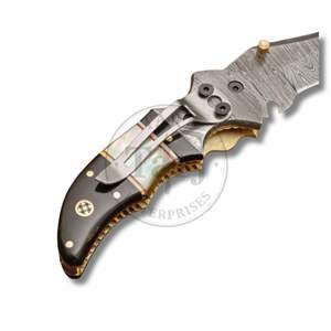 มีดพับเหล็กดามัสกัสตีขึ้นรูปด้วยมือ พร้อมปลอกหนัง รับผลิตตามแบบ (OEM) ของขวัญ สลักโลโก้ได้ ด้ามเขาสีดำ สำหรับกิจกรรมกลางแจ้ง B2B แคมป์ปิ้ง ความแข็ง 58HRC - Product Image 3