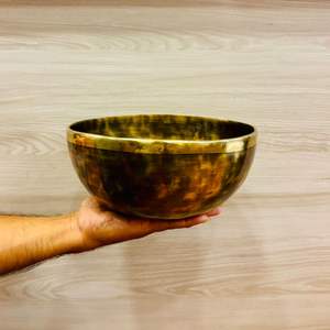 Bol sonore en métal bronze de style traditionnel artisanal pour la pratique quotidienne de l'alignement des chakras bouddhistes avec l'artisanat - Product Image 1