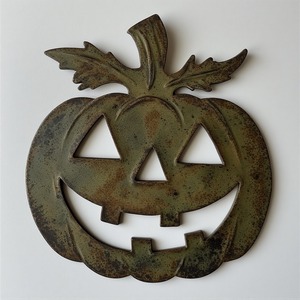 Ornement de chat en tôle de fer découpée creuse en finition patinée art fait à la main conçu pour la maison de fête d'Halloween mystique - Product Image 2