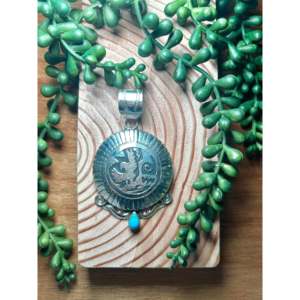 Pendentif Alonzo Mariano Kingman avec serti clos, turquoise et technologie d'incrustation en argent sterling - Product Image 1