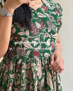 Robe longue Nomadic Muse pour femme, motif tribal vintage, coupe trapèze avec manches bouffantes ludiques - Product Image 4