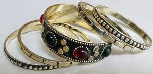 Conjuntos de brazaletes, puños y brazaletes de latón hechos a medida con incrustaciones de resina e incrustados con piedras ideales para joyerías de moda - Product Image 3