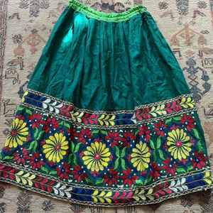 Falda informal de Micronesia con bordado floral hawaiano, estilo tropical playero, ligera y fluida, de alta calidad para mujer. - Product Image 3