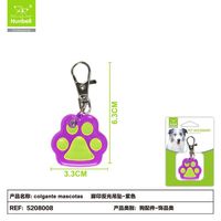 Colgante reflectante de plástico con huella de pata para mascotas, decoración de cristal, accesorio para collar de perro, venta al por mayor del fabricante