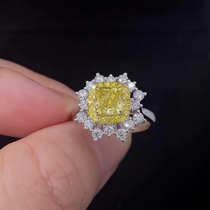 Anillo de Doble Halo con Certificación IGI VS Clarity, con Diamante Amarillo de Laboratorio de Corte SQ de 2.30 Quilates - Product Image 1