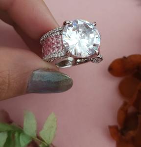 Bague de créateur tendance de meilleure qualité avec finition argentée pour la fonction et la collection de vêtements de mariage pour femmes - Product Image 5