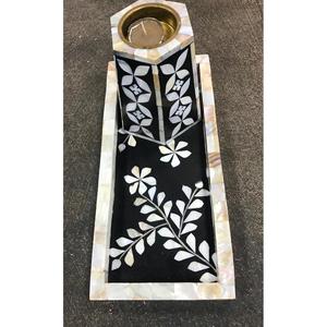 Bandeja decorativa de nácar con elegante portavelas - Product Image 1