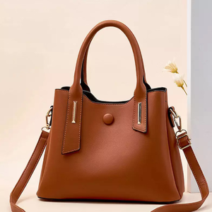 กระเป๋าหนังสีเบอร์กันดีมีสไตล์พร้อมเน้นพื้นผิวหนังจระเข้และช่องซิปหลายช่องเหมาะสำหรับการจัดระเบียบ - Product Image 4