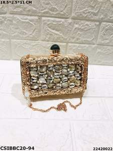 คลัทช์ตอนเย็นของนักออกแบบประดับด้วยหินคริสตัล ทองเหลืองแม่มุก การผสมผสานที่ไร้ที่ติของความช่างศิลปะและความซับซ้อน - Product Image 4