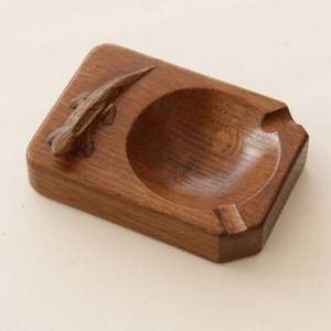 Beau cendrier en bois durable idéal pour un usage quotidien offrant un confort solide et un attrait en bois élégant - Product Image 1