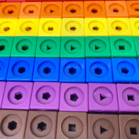 PLOMA 100 Pièces Cubes Géométriques Emboîtables de 2 cm - Ensemble de 10 Couleurs, Sac Zippé Durable, Plastique Non Toxique, Matériel Pédagogique Précoce pour l'Apprentissage des Mathématiques, Âges 5-7