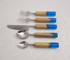 Ensemble de couverts tendance en acier inoxydable fait à la main, best-seller moderne, cinq pièces, manche en bois de mangue et résine bleue - Product Image 2