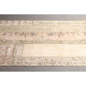 Alfombra pequeña vintage de patchwork de 3.8x6.9 pies (115x210 cm), geométrica turca beige con elementos florales. - Product Image 3