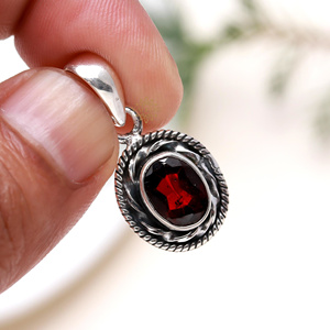 Pendentif en argent sterling 925, style vintage, forme ovale, pierre précieuse grenat naturel, bijoux bohèmes faits à la main, cadeau parfait pour elle - Product Image 1