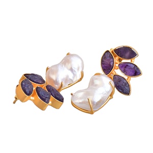 ต่างหูแฟชั่นทองเหลืองส่งออก ดีไซน์หินธรรมชาติประดับมุก ชุบทอง 18K สไตล์ทันสมัย โดดเด่นเป็นเอกลักษณ์ - Product Image 4