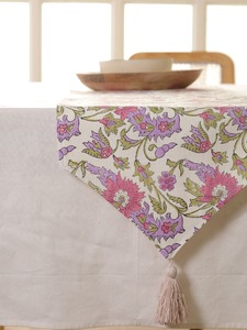 Chemin de table double couche en toile slub premium imprimée au bloc, motif floral, avec pompons, style damassé tissé, rose floral pour salle à manger - Product Image 4