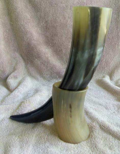 Corne à boire viking antique avec support, polie et sculptée, écologique, personnalisable, style nautique, souvenir - Product Image 1