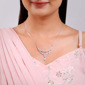 Collar de Lujo con Diamantes Plateados, Estilo Casual/Deportivo, Joyería Fina Contemporánea y Elegante para Mujer, Ideal para Aniversario o Boda - Product Image 3