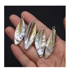 Vente en gros de boutons en coquillage naturel faits à la main à partir de coquillages de conque parfaits pour les marques de vêtements durables et les fabricants de vêtements - Product Image 1