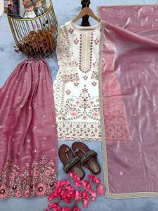 Ensemble haut en soie Gmy avec broderie lourde et sequins, pantalon palazzo en soie Gmy à volants et dupatta en soie Gmy avec broderie et sequins - Product Image 4