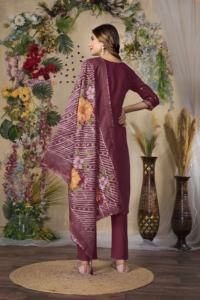 Regal Heritage Craftsmanship Lujoso elegante recto Kurti Pant Dupatta Set para distribuidores B2B Empowering Boutique - Product Image 3