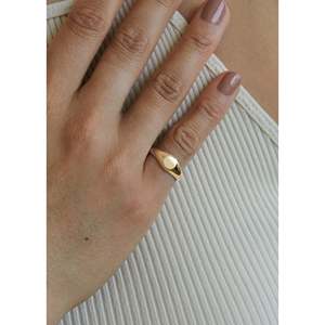 Anillo de Sello Clásico y Elegante de Acero Inoxidable Chapado en Oro con Incrustaciones Románticas, Anillos de Moda Eternos para Regalo - Product Image 2