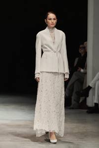 Vestidos de Nuevo Diseño para Mujer, Elegante Vestido de Encaje con Flores, Manga Corta, 145 cm de Largo, Vestidos de Mujer de WhiteAnt Vietnam - Product Image 3