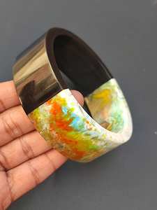 Brazaletes de resina facetada etérea - Product Image 5