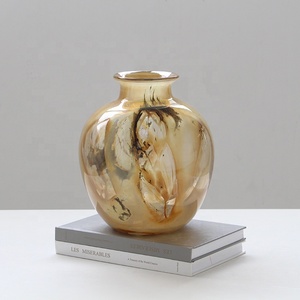 Jarrón de Vidrio Soplado a Mano Bixuan, Color Ámbar Marmoleado, Tonos Cálidos y Terrosos, Remolinos Ahumados, Silueta Redondeada Contemporánea, Jarrón Floral - Product Image 4