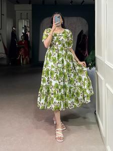 Hermoso vestido de seda con estampado floral de Vichitra para mujer, fabricante y proveedor de moda de Surat a precio mayorista - Product Image 2