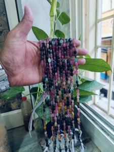 Perles ovales en pierre naturelle multi-tourmaline de haute qualité 8 mm, multicolores, certifiées par un tiers, pour la fabrication de bijoux en gros - Product Image 4