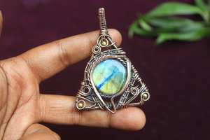 Triangle fait à la main fil de cuivre enveloppé jaune feu Labradorite pendentif Unique pierre naturelle bijoux cadeau - Product Image 5
