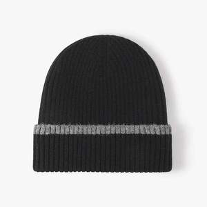 Bonnet en tricot gris ajustable avec revers et bande contrastante noire, 100 % acrylique, style décontracté - Product Image 6