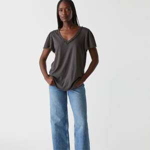 Camiseta de algodón con cuello en Supima V para mujer suave y cómoda, perfecta para capas, disponible en tonos neutros y pastel - Product Image 1